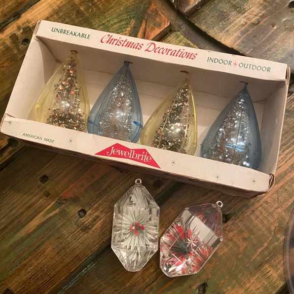 Vintage Set of 6 Jewelbrite Plastic Christmas Tree & Poinsettia Ornaments - Picture 1 of 10